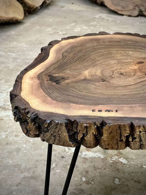 Coffee Table in Noce con inserto in Ottone