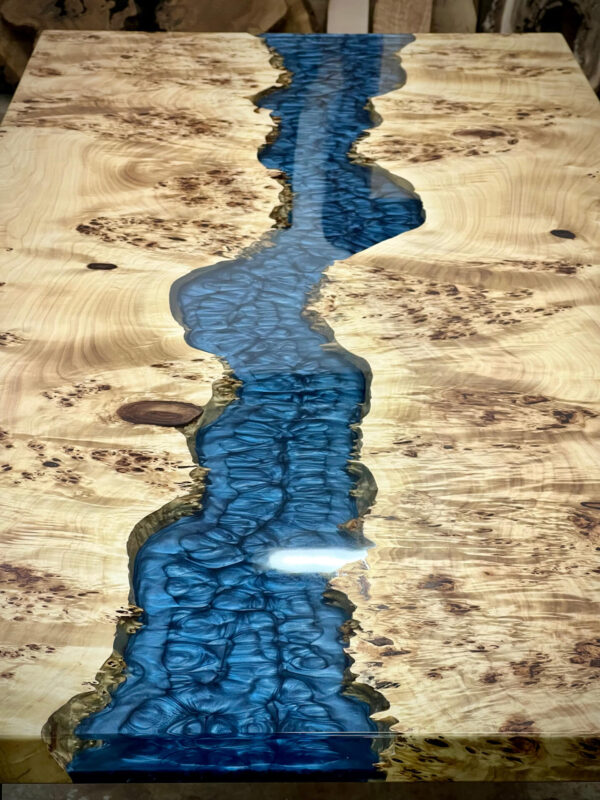 River Table in Radica di Pioppo e Resina Epossidica Blu in Burrasca